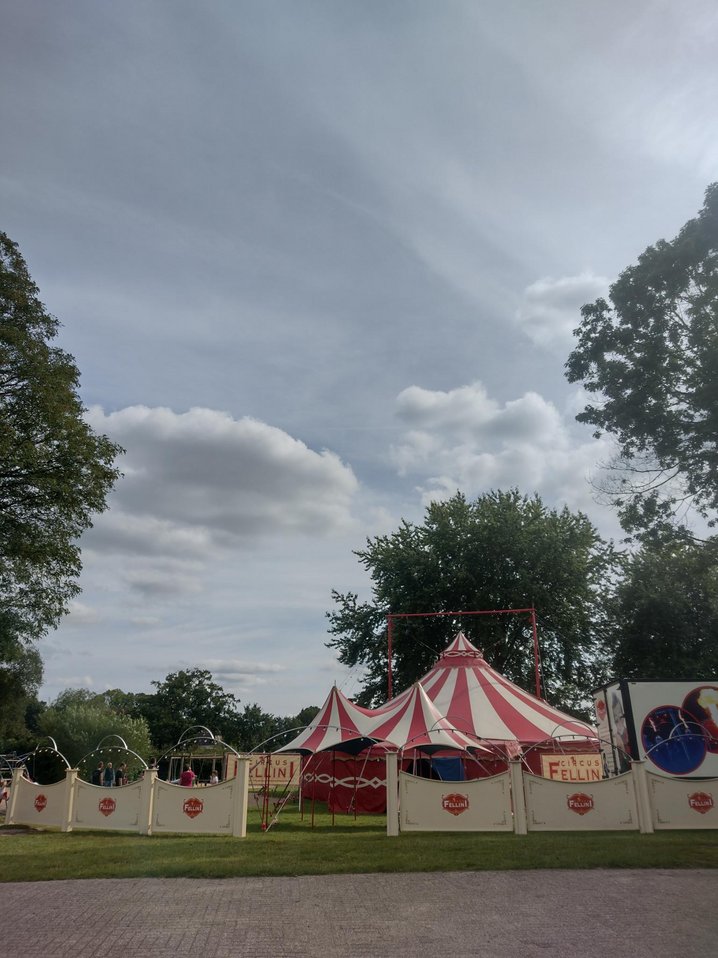 Der Zirkus nach dem Aufbau. Foto von Frau Heuke. image_1_