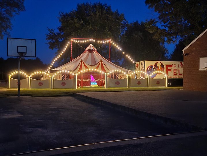 Der Zirkus bei Nacht. Foto von Frau Bangel. image